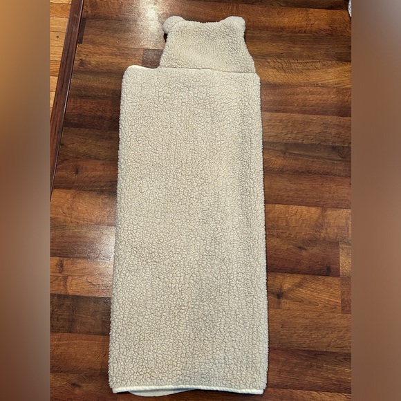 UGG Sherpa Hooded Throw Kids 50”x40” Cozy Cream Color - Picture 6 of 9